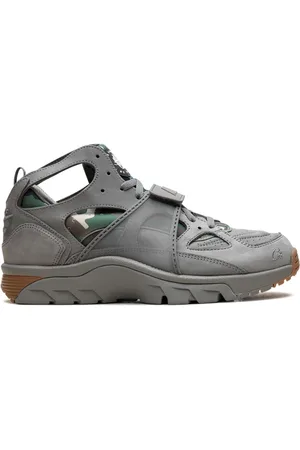 Nike Tenis Air Trainer Huarache Gully Grey de x Corteiz