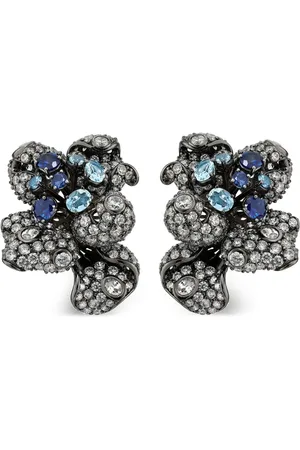 Anabela Chan Aretes Bloomingdale en oro blanco de 18kt con diamantes y zafiros