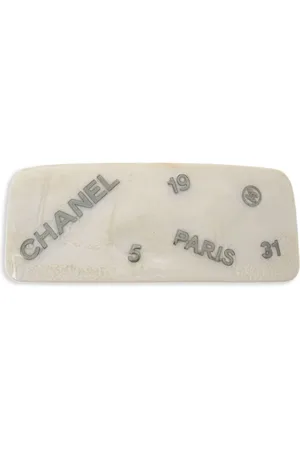CHANEL Broche para el cabello grabado 1999