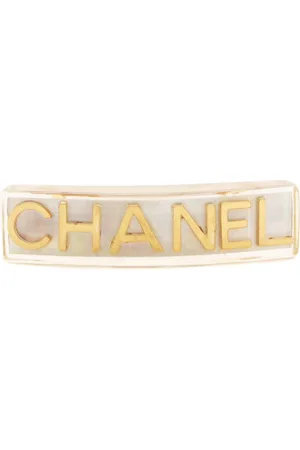 CHANEL Broche para el cabello con letras del logo 1997