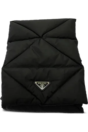Prada Mascada con logo triangular esmaltado años 20