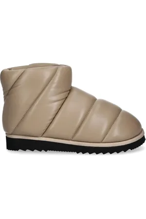 Stand Studio Botas Darby