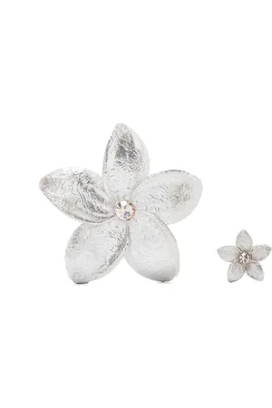 FORTE FORTE Aretes con detalle de flor