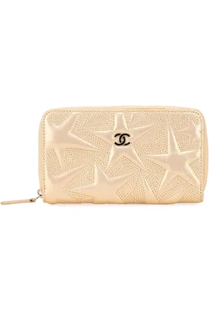 CHANEL Cartera Medium Metallic Lambskin Star Embossed Zip Around Wallet 2017-2018