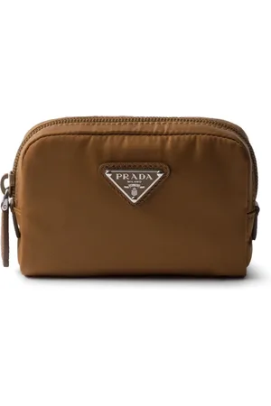 Prada Cosmetiquera con placa del logo
