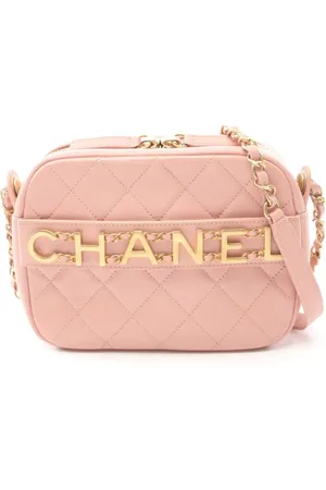 CHANEL Bolsa cámara Logo Enchained 2019