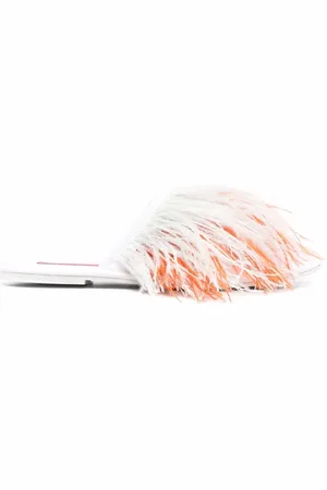 La DoubleJ Slippers con detalles de plumas