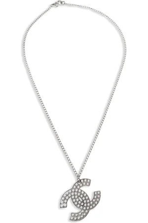 CHANEL Collar con dije del logo CC 2003
