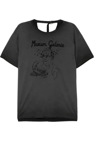 Musium Div. Playera con bordado