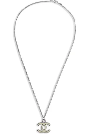 CHANEL Collar con dije del logo CC 2007