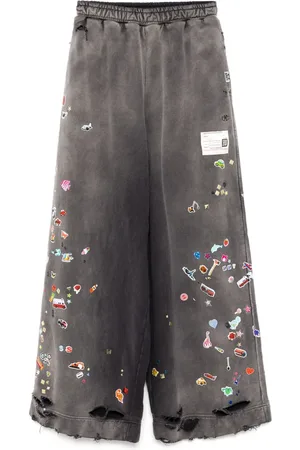 Maison Mihara Yasuhiro Pants con stickers estampados