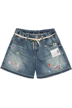 Maison Mihara Yasuhiro Shorts de mezclilla con detalle de parche