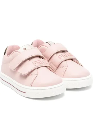 Fendi Tenis con aplique del logo