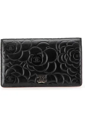 CHANEL Cartera Embossed Lambskin Camellia Bifold Wallet 2009