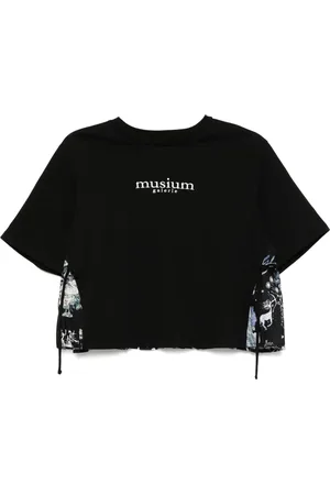 Musium Div. Playera con logo bordado