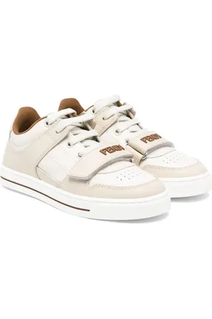 Fendi Tenis con logo engomado