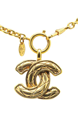 CHANEL Collar bañado en oro con dije capitonado de CC 1970-1980