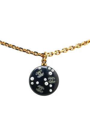 CHANEL Collar bañada en oro con perlas artificiales con dije CC en resina 2003