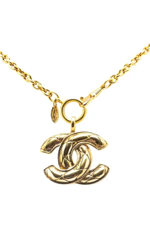 CHANEL Collar bañado en oro con dije CC estilo capitonado del siglo XX