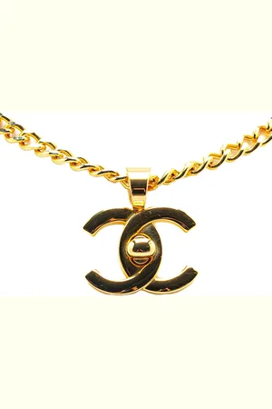 CHANEL Collar bañado en oro con logo CC y dije 1996