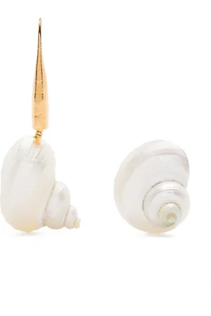 FORTE FORTE Aretes con dije de concha de mar