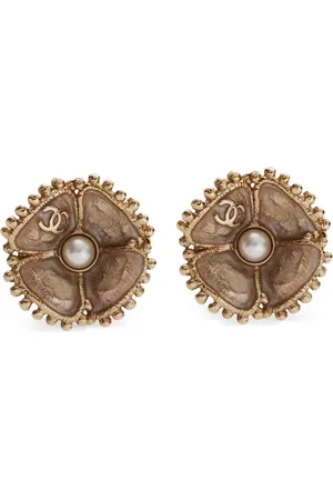 CHANEL Aretes Camellia con logo CC 2023
