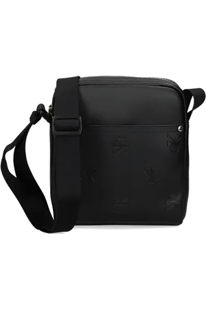 Calvin Klein Mochila tipo mensajero con logo en relieve