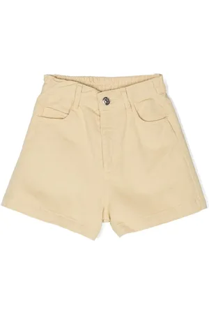 The New Society Shorts con tiro alto