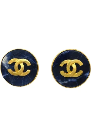 CHANEL Aretes de botón con logo CC 1995