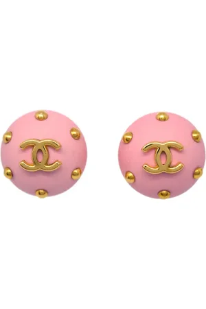 CHANEL Aretes de botón con logo CC 1996
