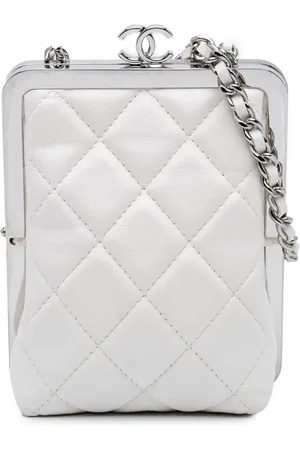 CHANEL Bolsa de mano Evening de piel de cordero capitonada con logo CC 2021