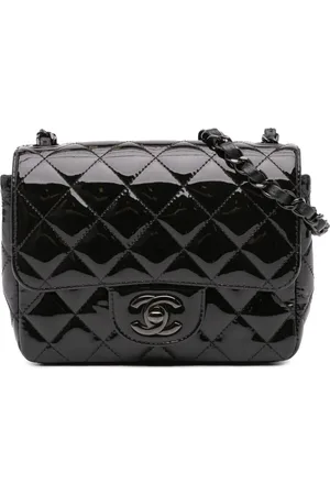CHANEL Bolsa crossbody So Black Single Flap cuadrada mini de charol 2021- 2024