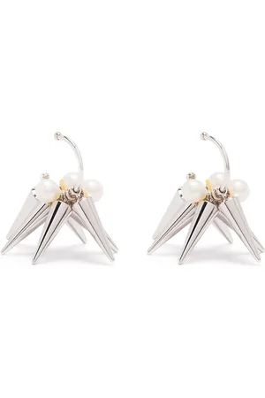 E.M. Aretes con detalles de púas y perlas