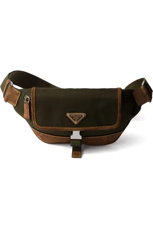 Prada Cangurera con detalle del logo