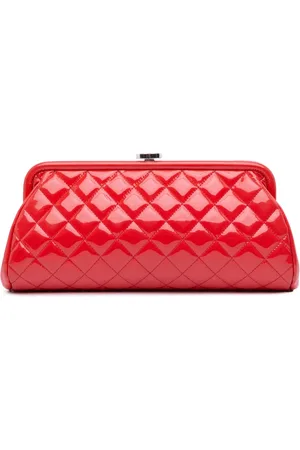 CHANEL Bolsa de mano de charol capitonada con logo CC y broche de beso 2015-2016