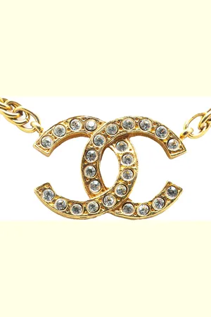 CHANEL Collar bañado en oro con dije con strass y logo CC 1970-1980