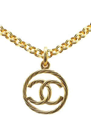 CHANEL Collar bañado en oro con colgante con logo CC 1993