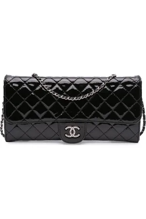 CHANEL Bolsa de hombro East West Wallet On Chain de charol capitonado brillante 2010-2011