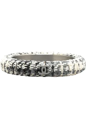 CHANEL Pulsera de plata y tweed con logo CC 2009