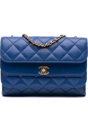 CHANEL Bolsa de hombro Triple Flap de piel de becerro capitonada con logo CC 2019