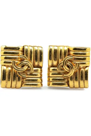 CHANEL Aretes de clip bañados en oro con diseño cuadrado y logo CC 1996