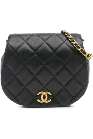 CHANEL Bolsa crossbody Coco Mail mini de piel de cordero capitonada con cadena 2021-2024