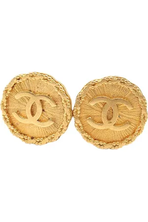 CHANEL Aretes de clip bañados en oro con logo CC 1995