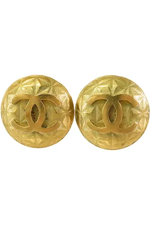 CHANEL Aretes de clip bañados en oro con logo CC 1995
