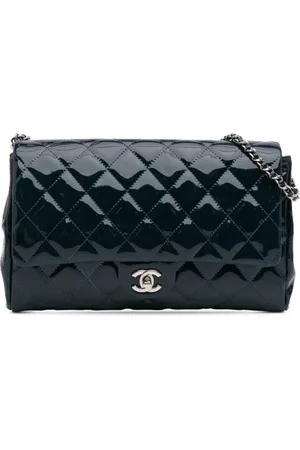 CHANEL Bolsa de hombro Clutch with Chain de charol capitonado con logo CC 2012-2013
