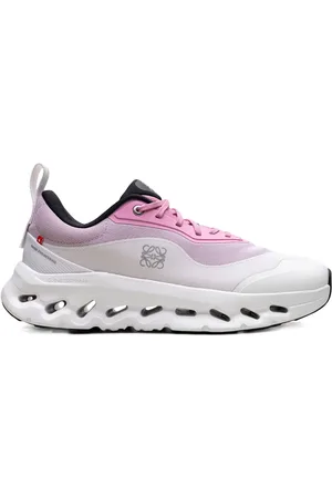 On Running Tenis Cloudtilt 2 Pink/White en colaboración con Loewe
