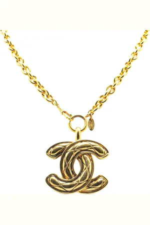 CHANEL Collar con colgante CC acolchado bañado en oro 1970-1980
