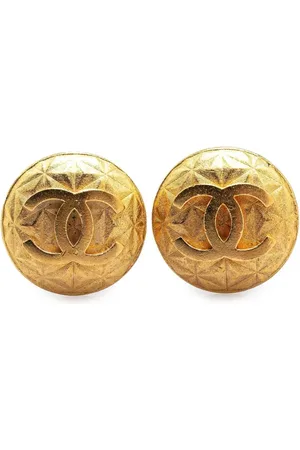 CHANEL Aretes bañados en oro con efecto capitonado y logo CC 1995