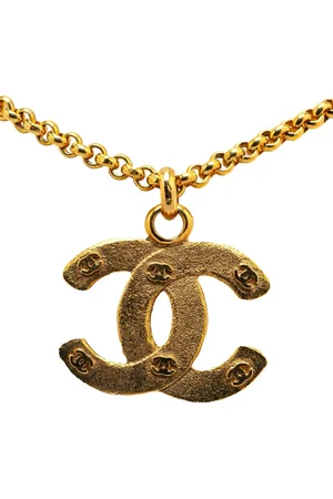 CHANEL Collar con colgante redondo CC bañado en oro 1980-1990