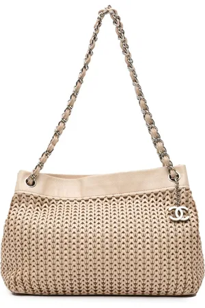 CHANEL Tote de piel caviar entretejida con dije CC 2004-2005